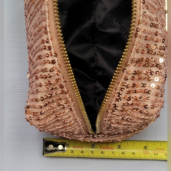 Vince Camuto  make up bag. - Picture 5 of 6